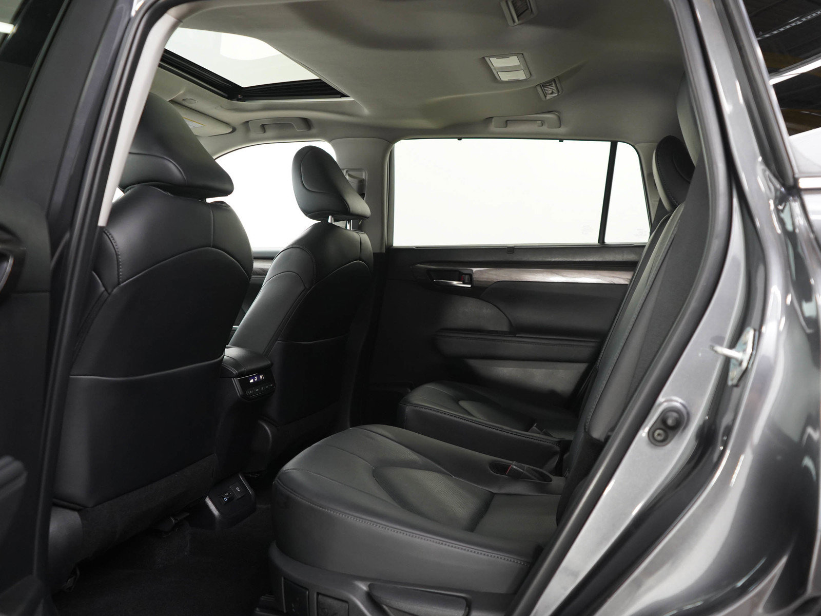 Used 2024 Toyota Highlander Limited AWD/4WD image 19