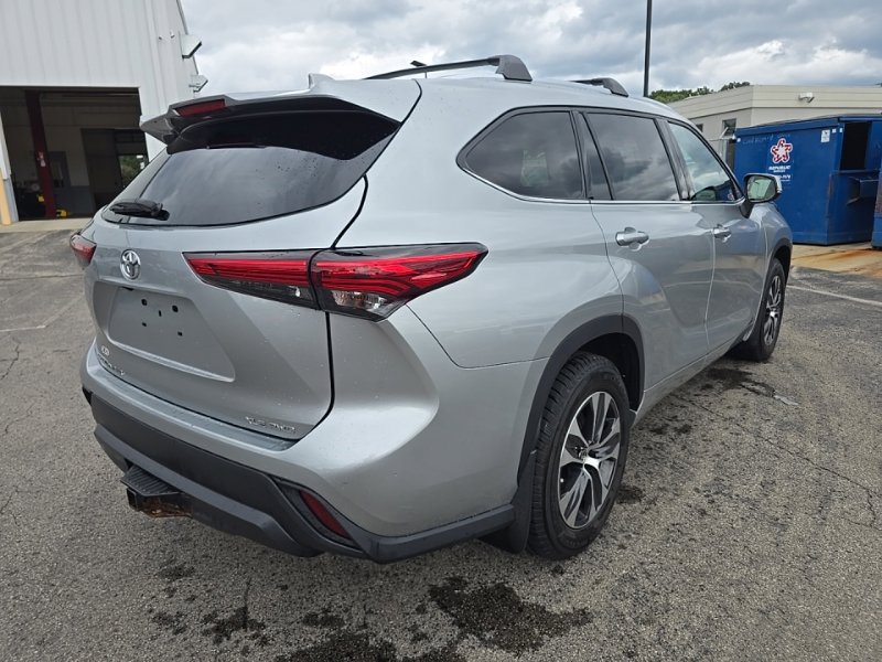 Used 2021 Toyota Highlander XLE AWD/4WD image 11