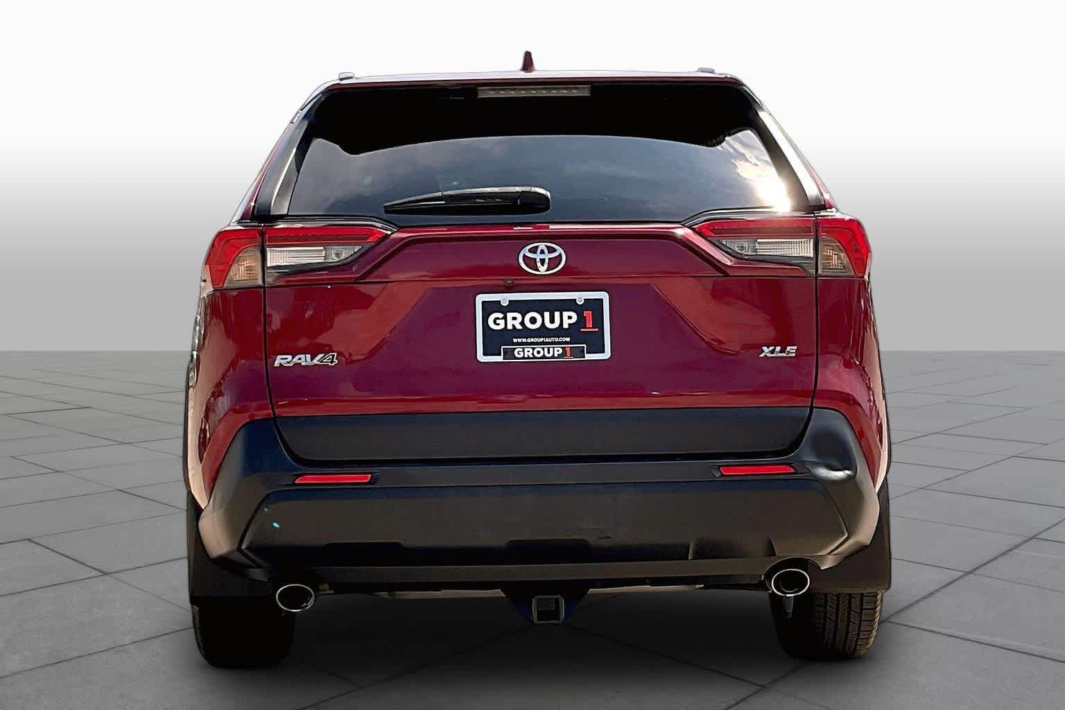 Used 2021 Toyota RAV4 XLE w/ Convenience Package FWD image 4