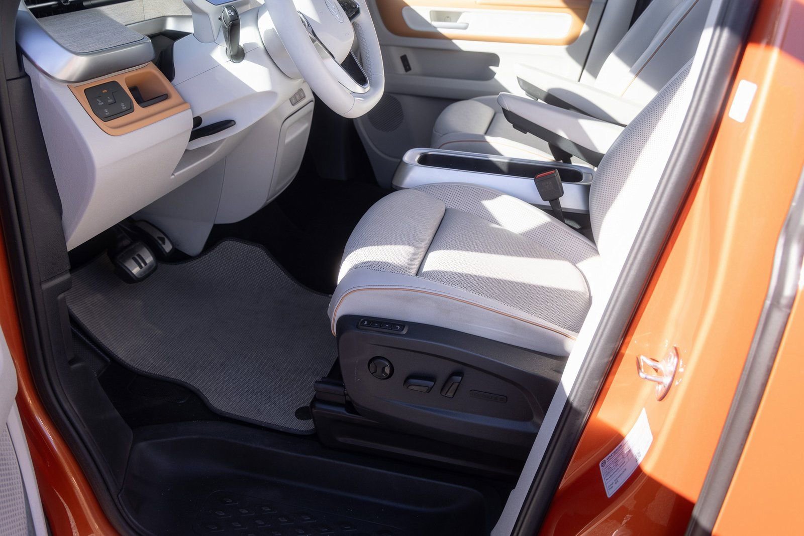 Used 2025 Volkswagen ID. Buzz 1st Edition image 28