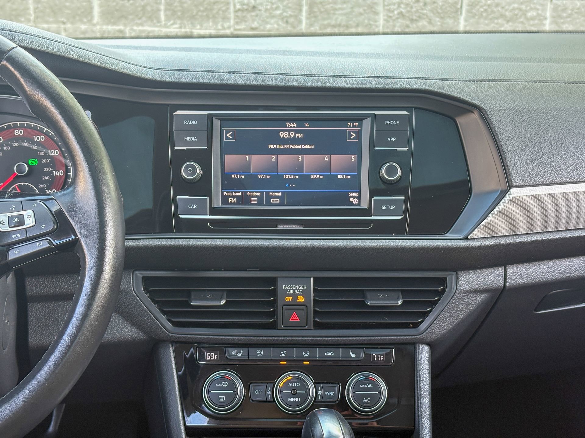 Used 2019 Volkswagen Jetta SE w/ Cold Weather Package FWD image 9