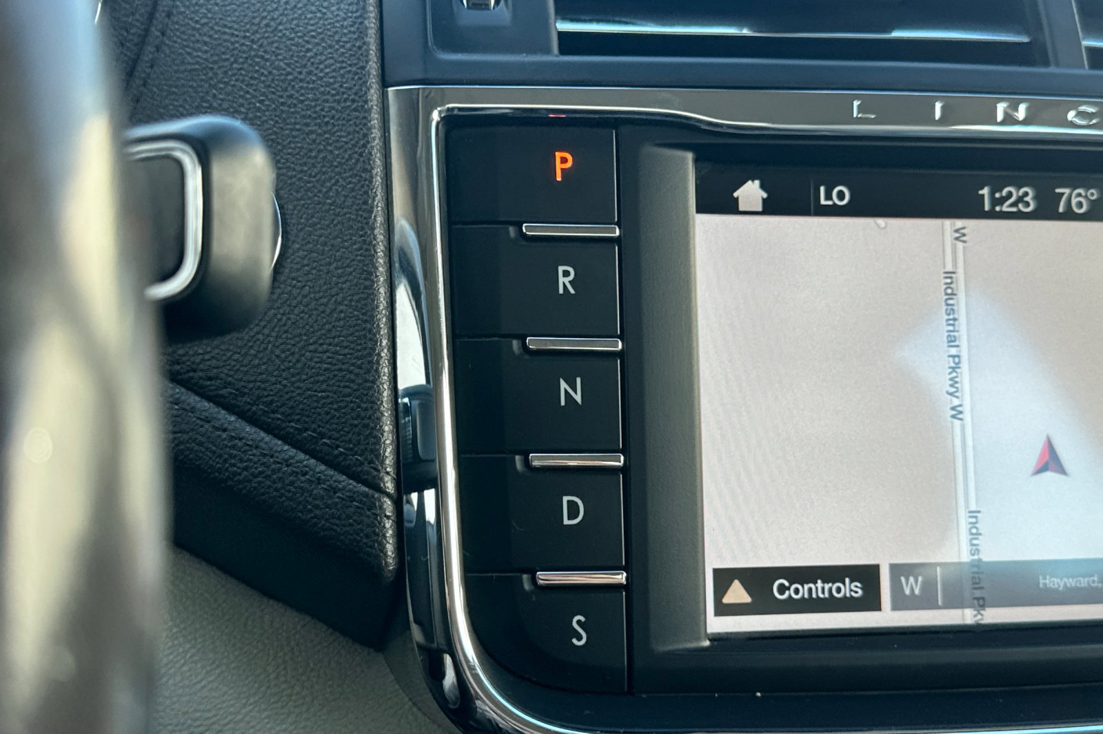 Used 2017 Lincoln Continental Select image 32