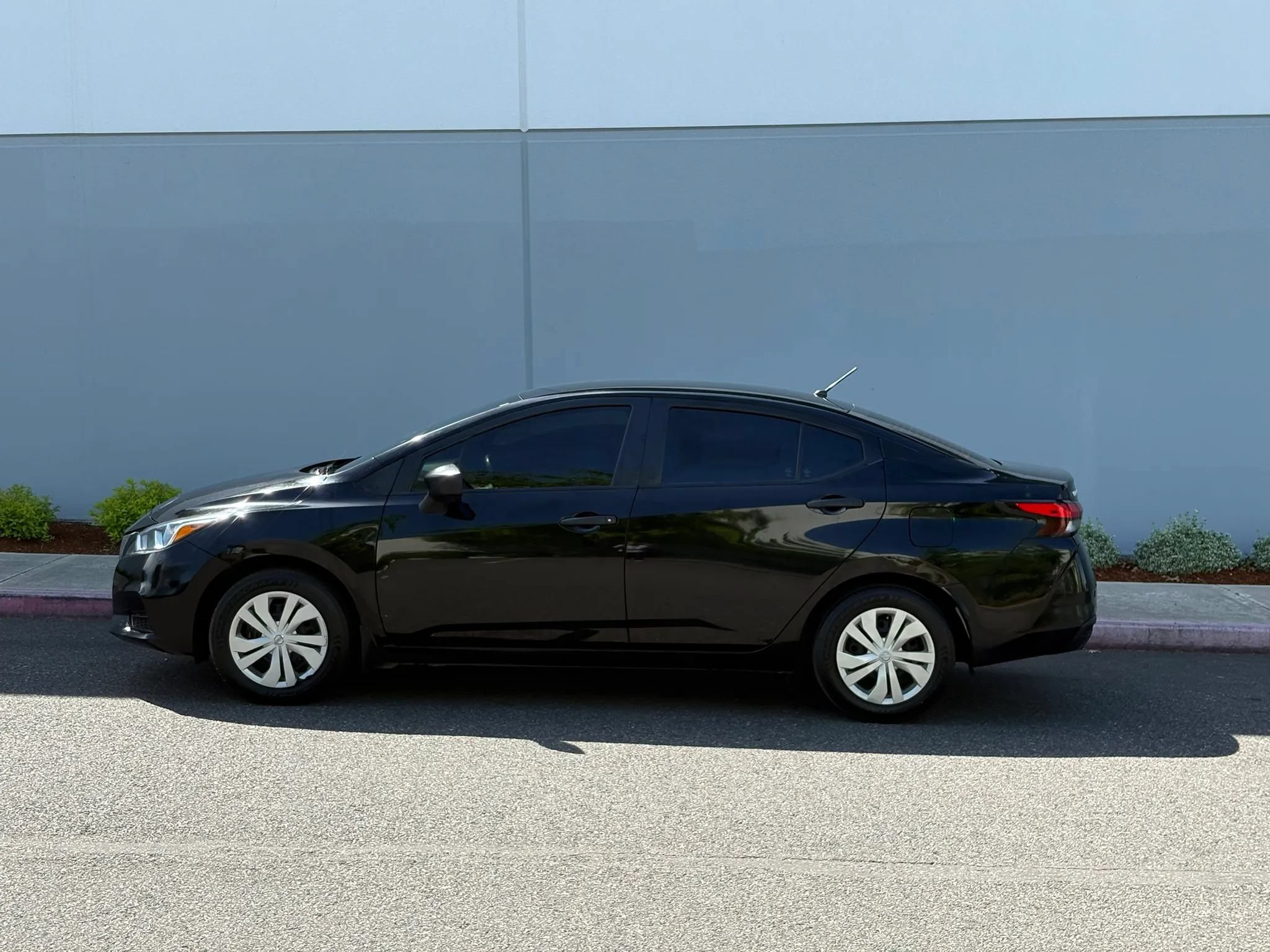 Used 2022 Nissan Versa S FWD image 3
