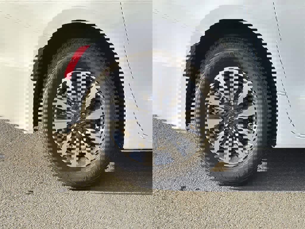 Used 2024 Chrysler Pacifica Select image 42