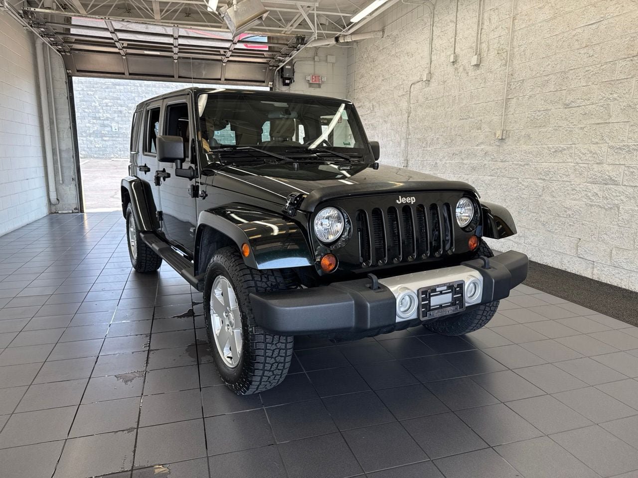Used 2012 Jeep Wrangler Unlimited Sahara w/ Connectivity Group AWD/4WD image 2
