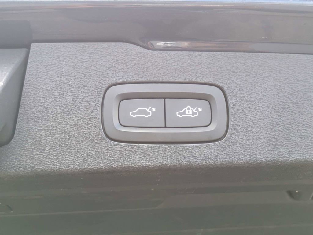 Used 2020 Volvo V60 T5 Momentum FWD image 14