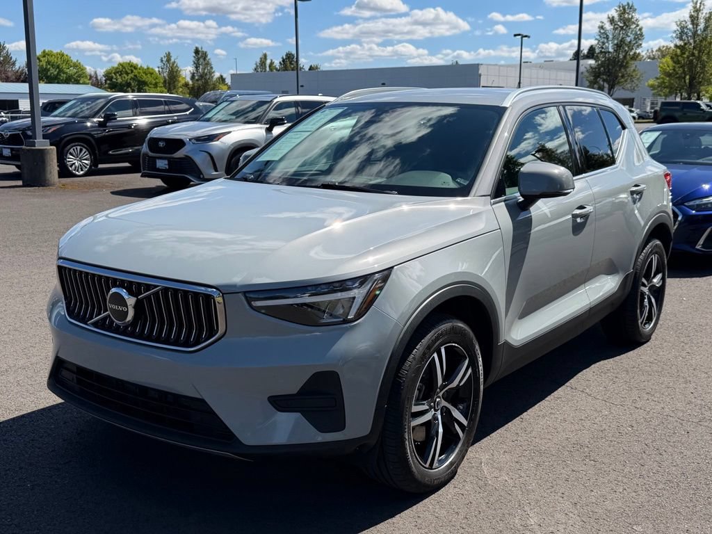 Used 2025 Volvo XC40 B5 Core AWD/4WD image 4