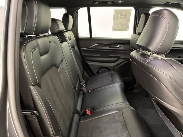 Used 2025 Jeep Grand Cherokee Altitude AWD/4WD image 16