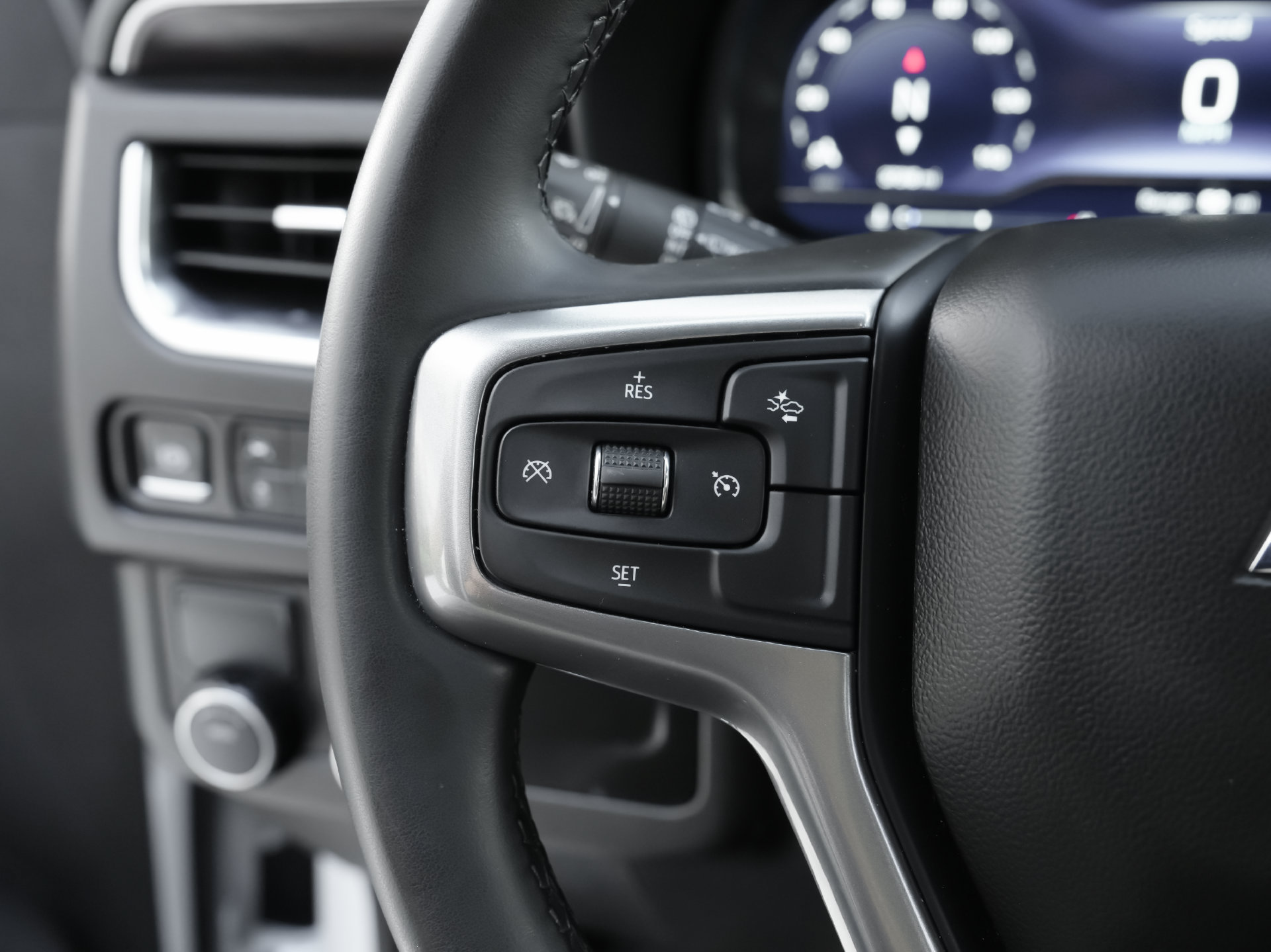 Used 2024 Chevrolet Suburban LT RWD image 18