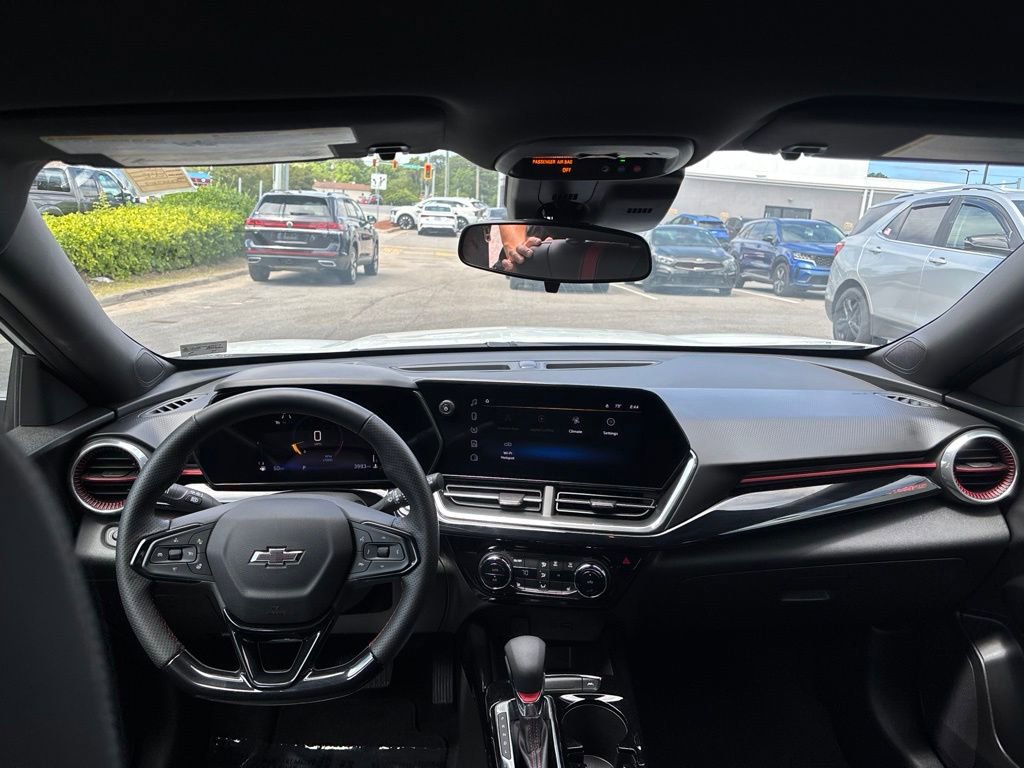 Used 2025 Chevrolet Trax RS FWD image 22