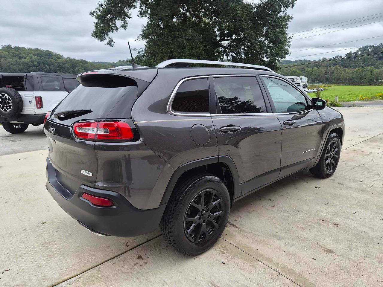 Used 2016 Jeep Cherokee Latitude w/ Comfort/Convenience Group AWD/4WD image 4