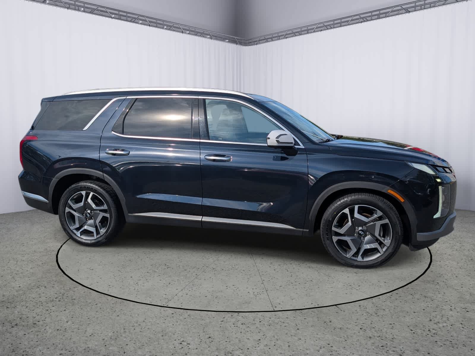 Used 2023 Hyundai Palisade Limited w/ Cargo Package AWD/4WD image 2