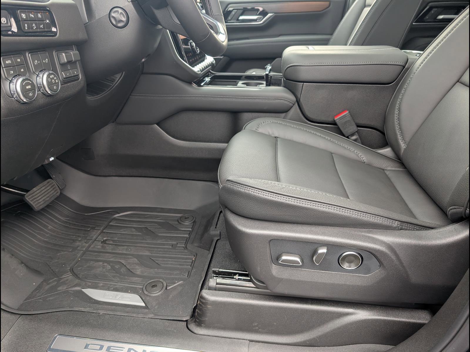 New 2026 GMC Yukon XL Denali w/ Denali Reserve Package image 11