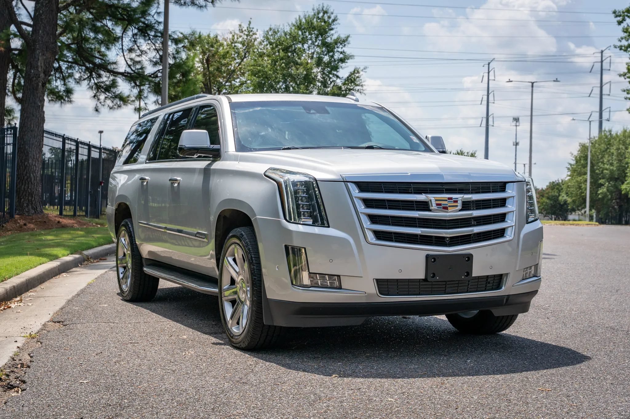 Used 2018 Cadillac Escalade ESV Luxury RWD image 3