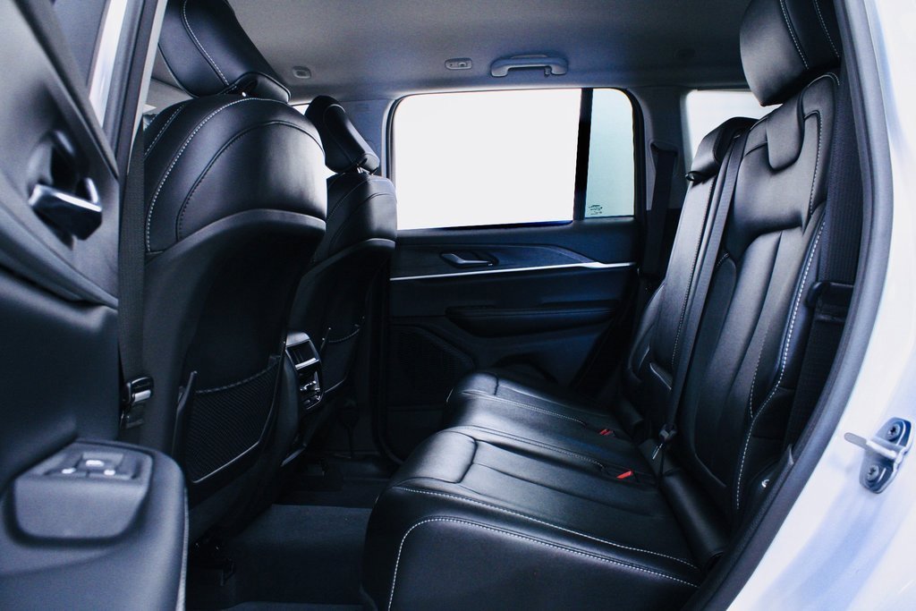 Used 2024 Jeep Grand Cherokee Limited w/ Black Appearance Package image 23