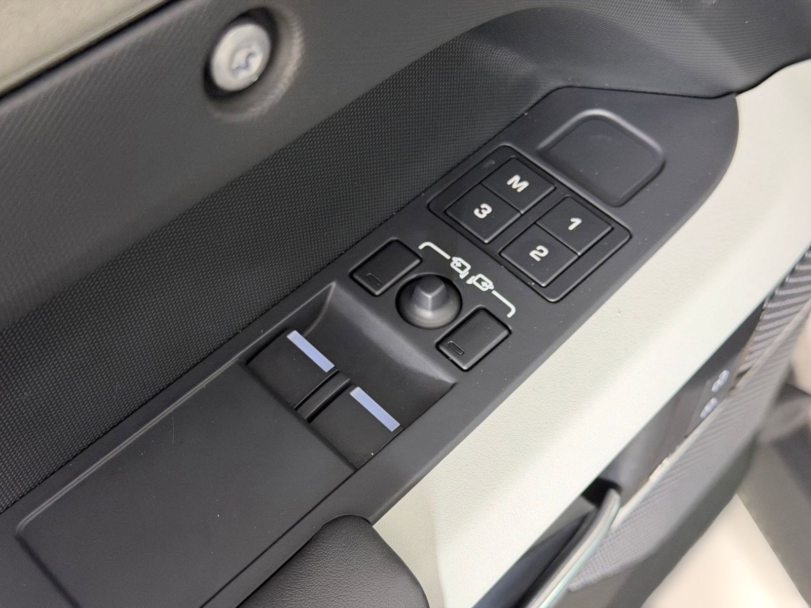 Used 2023 Land Rover Defender 90 S image 12