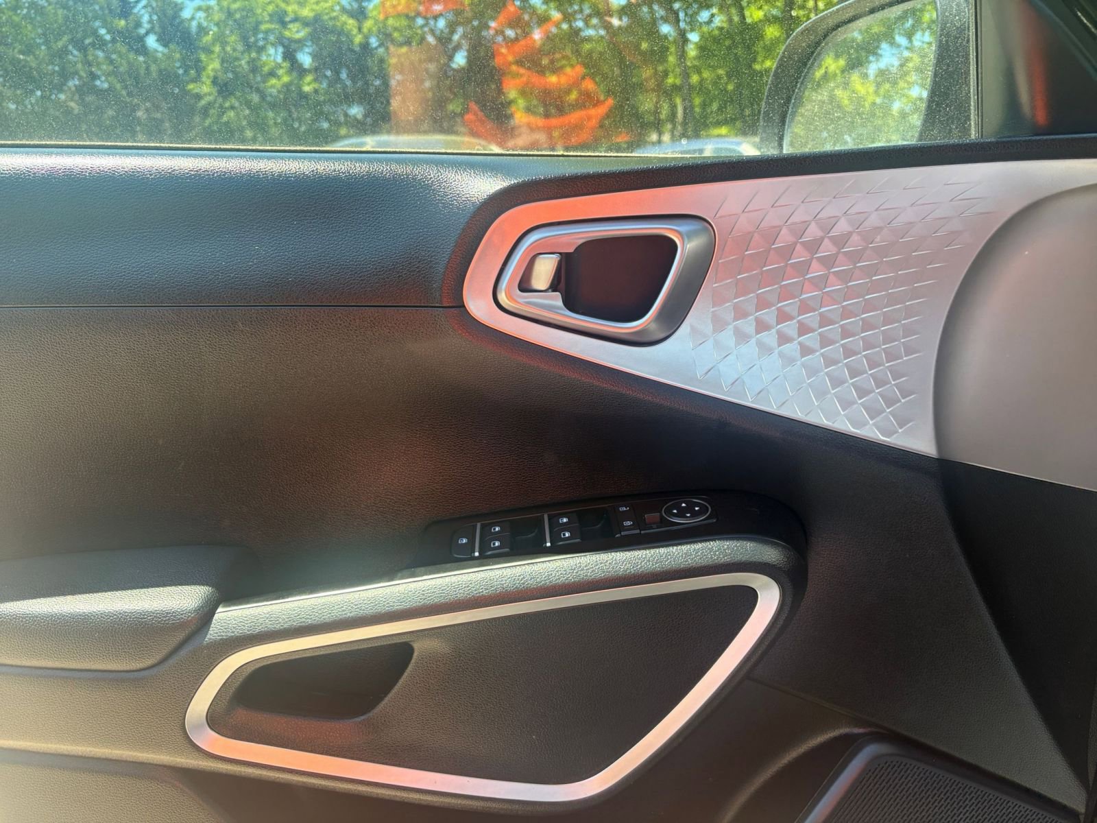 Used 2025 Kia Soul LX w/ LX Technology Package FWD image 18