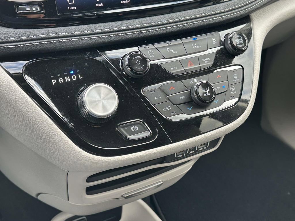 Used 2023 Chrysler Pacifica Touring-L image 27