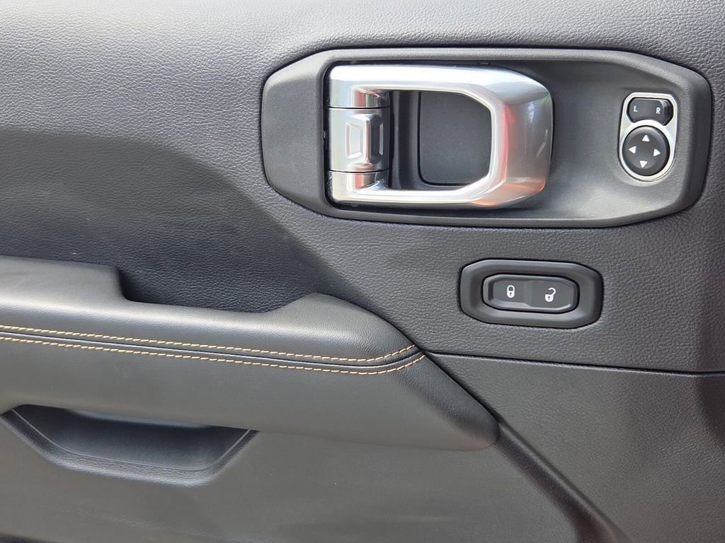 Used 2025 Jeep Wrangler Unlimited Sahara image 26