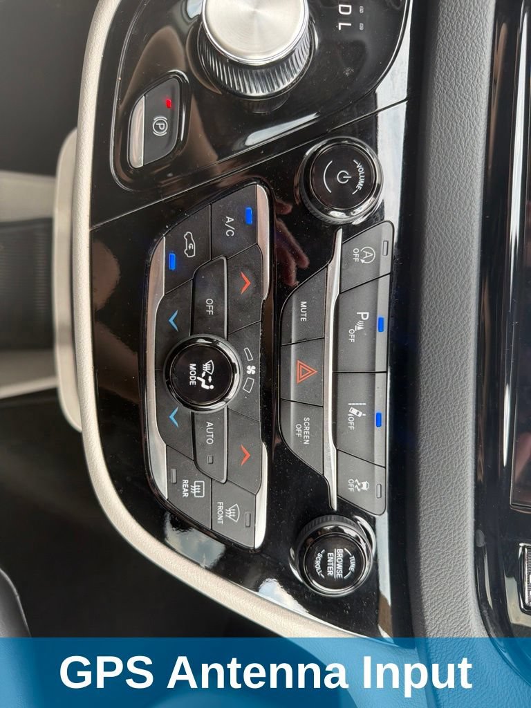 Used 2024 Chrysler Pacifica Touring-L FWD image 4