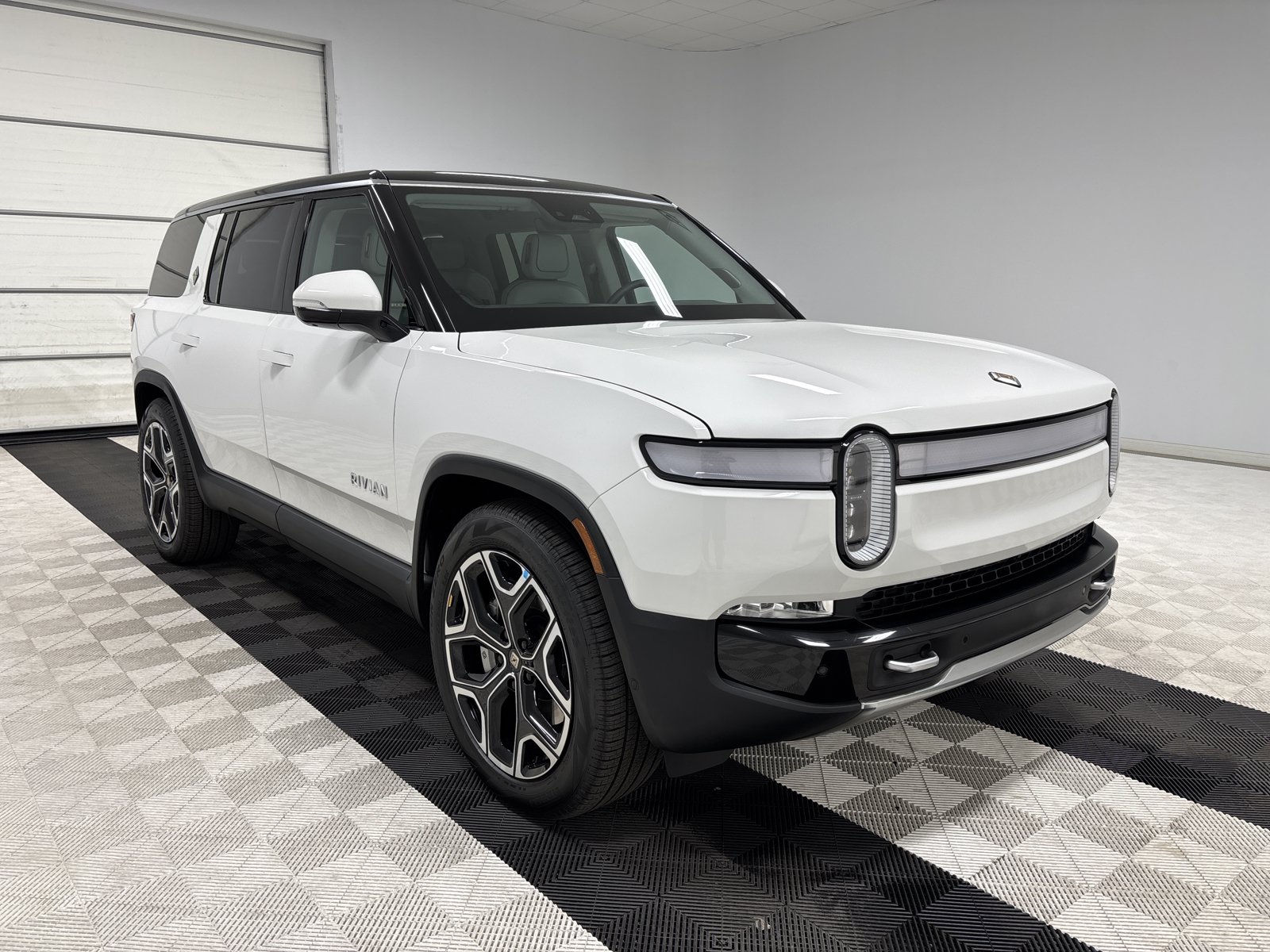 Used 2024 Rivian R1S Adventure AWD/4WD image 7