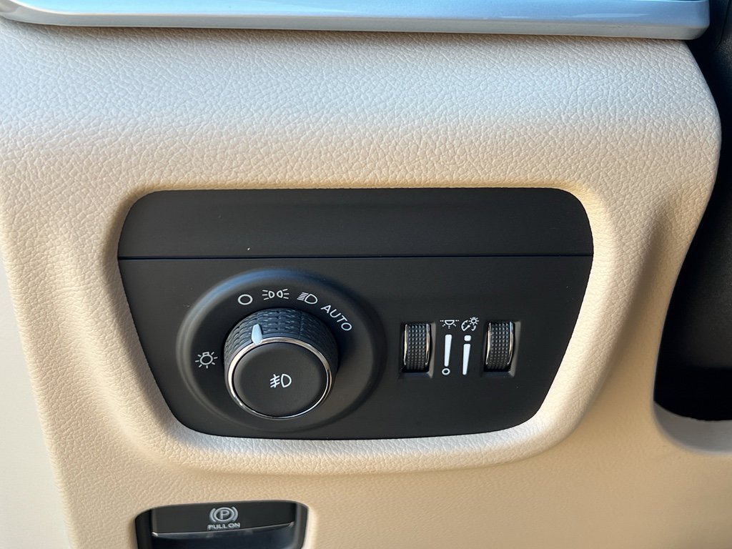 Used 2024 Jeep Grand Cherokee L Limited w/ Luxury Tech Group II image 14