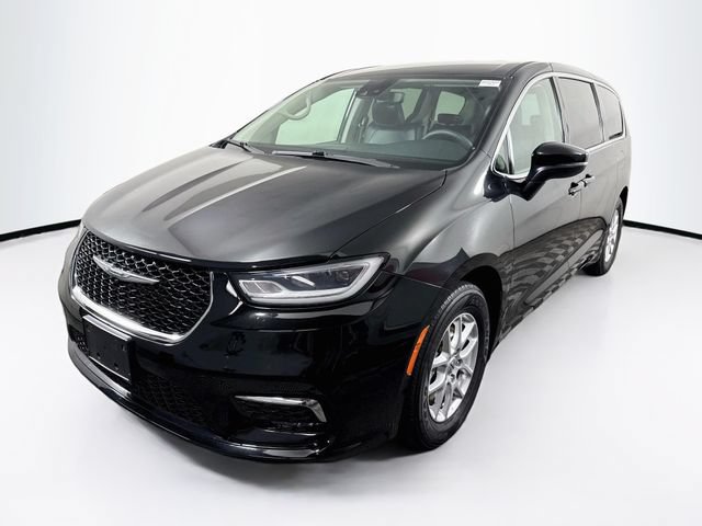 Used 2023 Chrysler Pacifica Touring-L FWD image 3