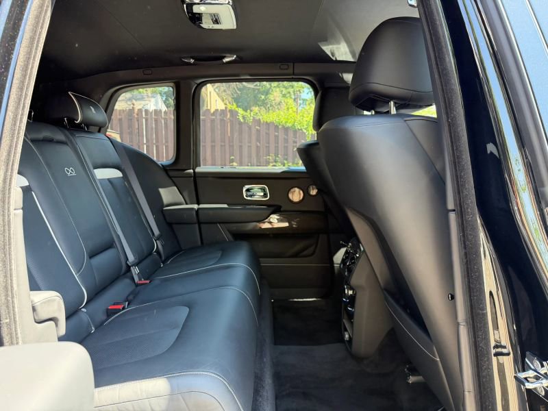 Used 2022 Rolls-Royce Cullinan Black Badge w/ Dark Exterior Package AWD/4WD image 32
