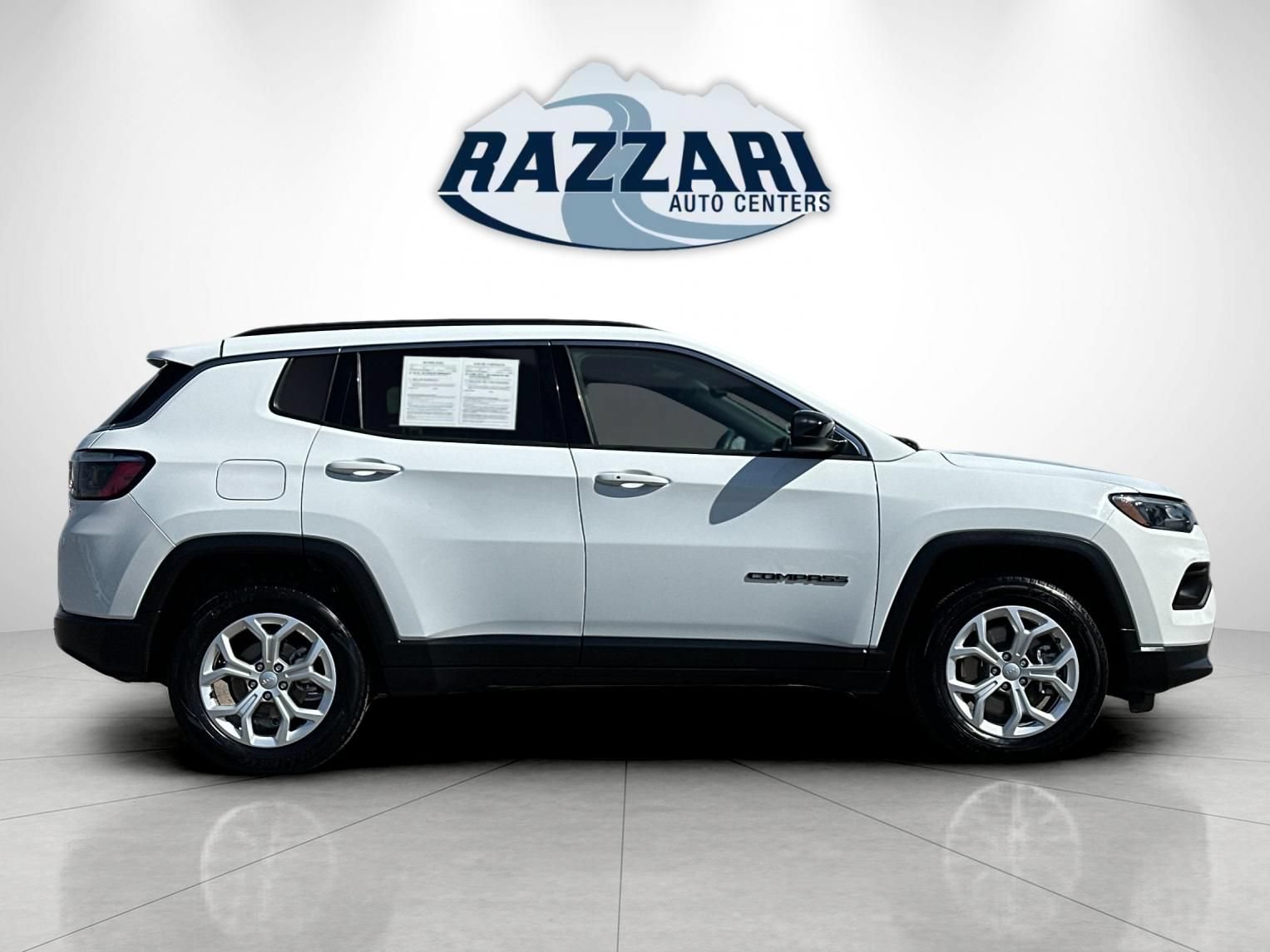 Used 2024 Jeep Compass Latitude AWD/4WD image 2