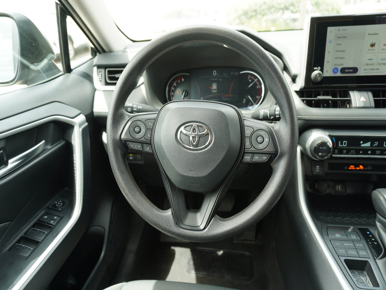 Used 2025 Toyota RAV4 XLE AWD/4WD image 14