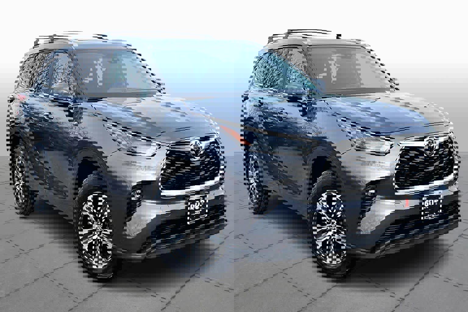 Used 2023 Toyota Highlander XLE image 3