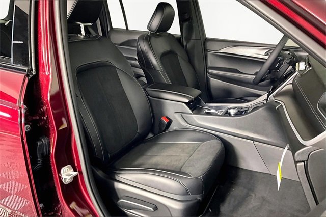 New 2025 Jeep Grand Cherokee Laredo image 12