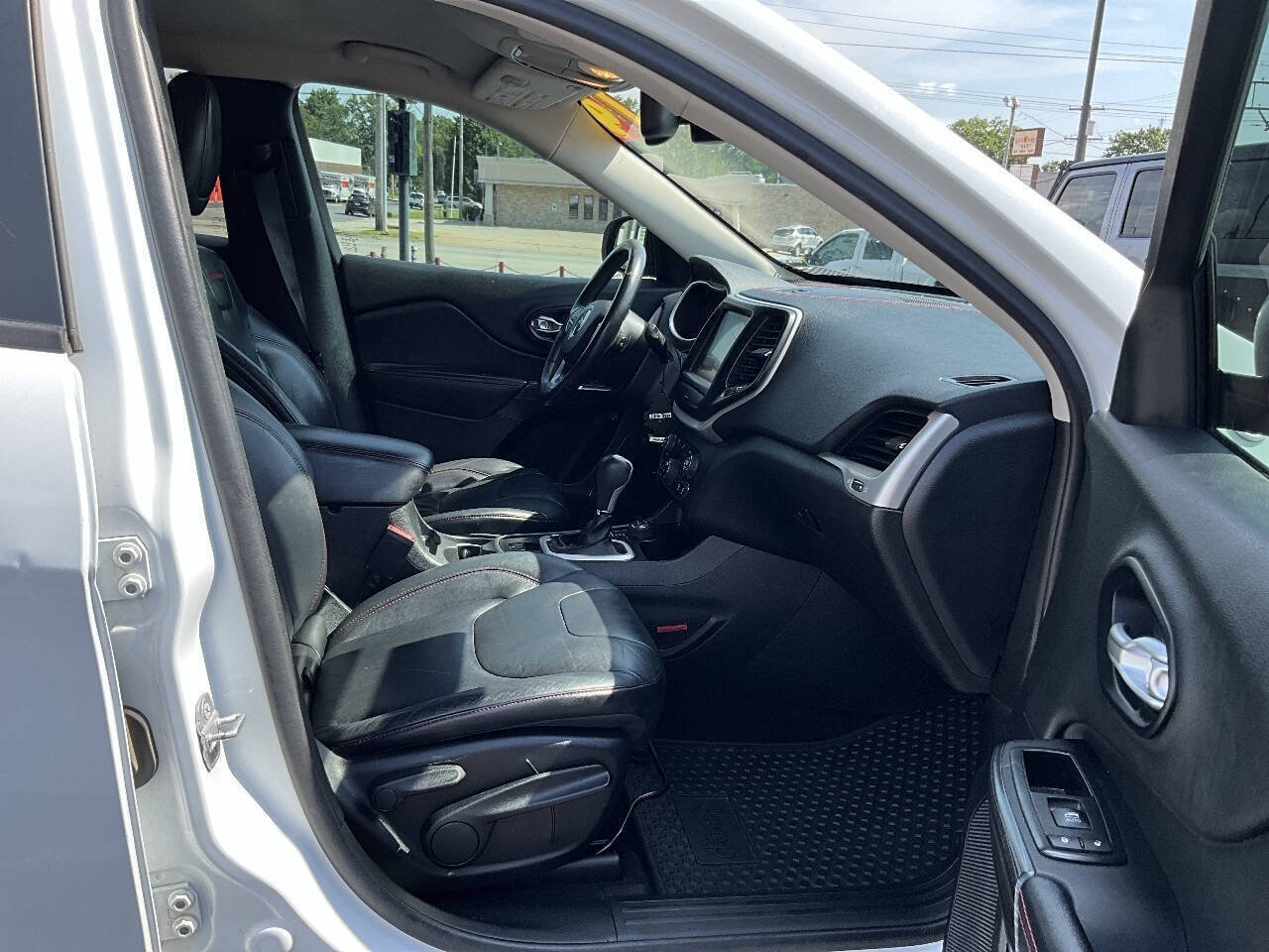 Used 2014 Jeep Cherokee Trailhawk w/ Comfort/Convenience Group AWD/4WD image 32