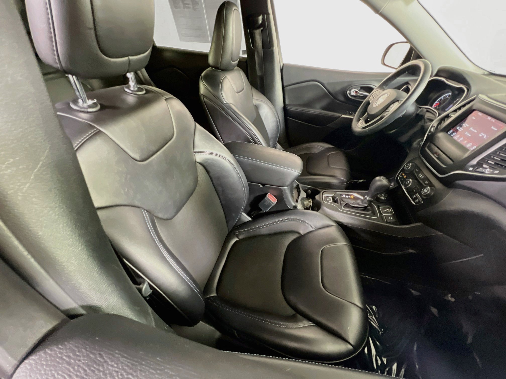 Used 2019 Jeep Cherokee Latitude Plus w/ Cold Weather Group AWD/4WD image 26
