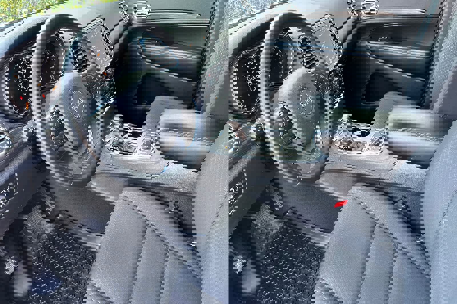 Used 2019 Jeep Grand Cherokee Laredo image 11