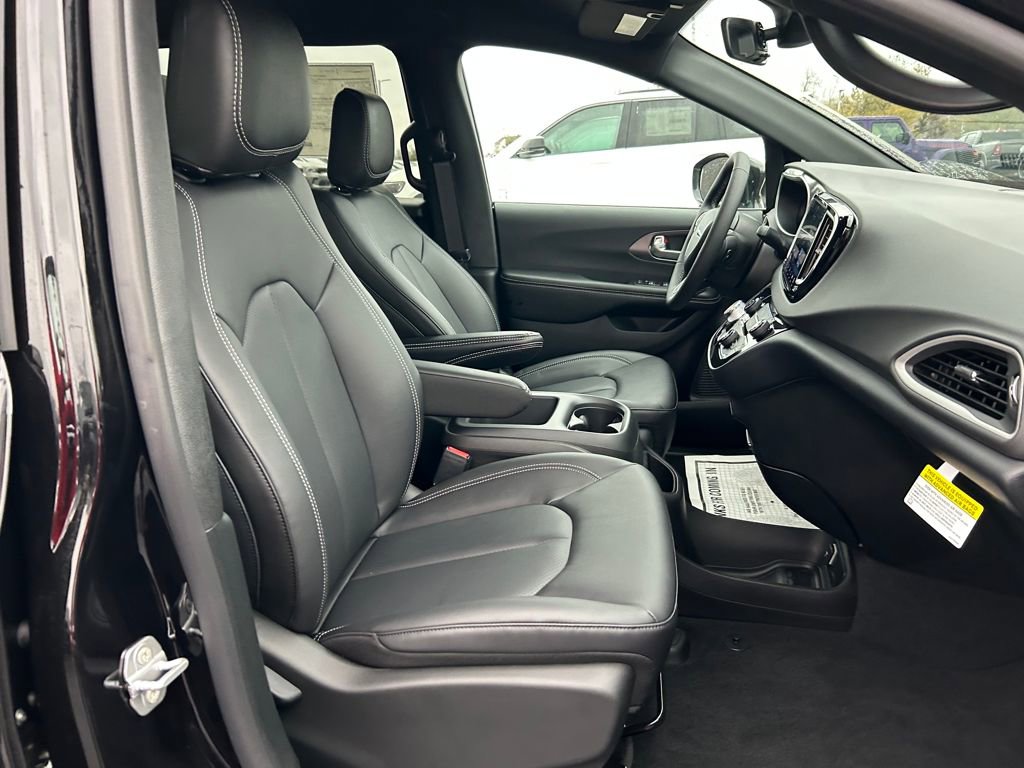 New 2026 Chrysler Voyager LX image 28