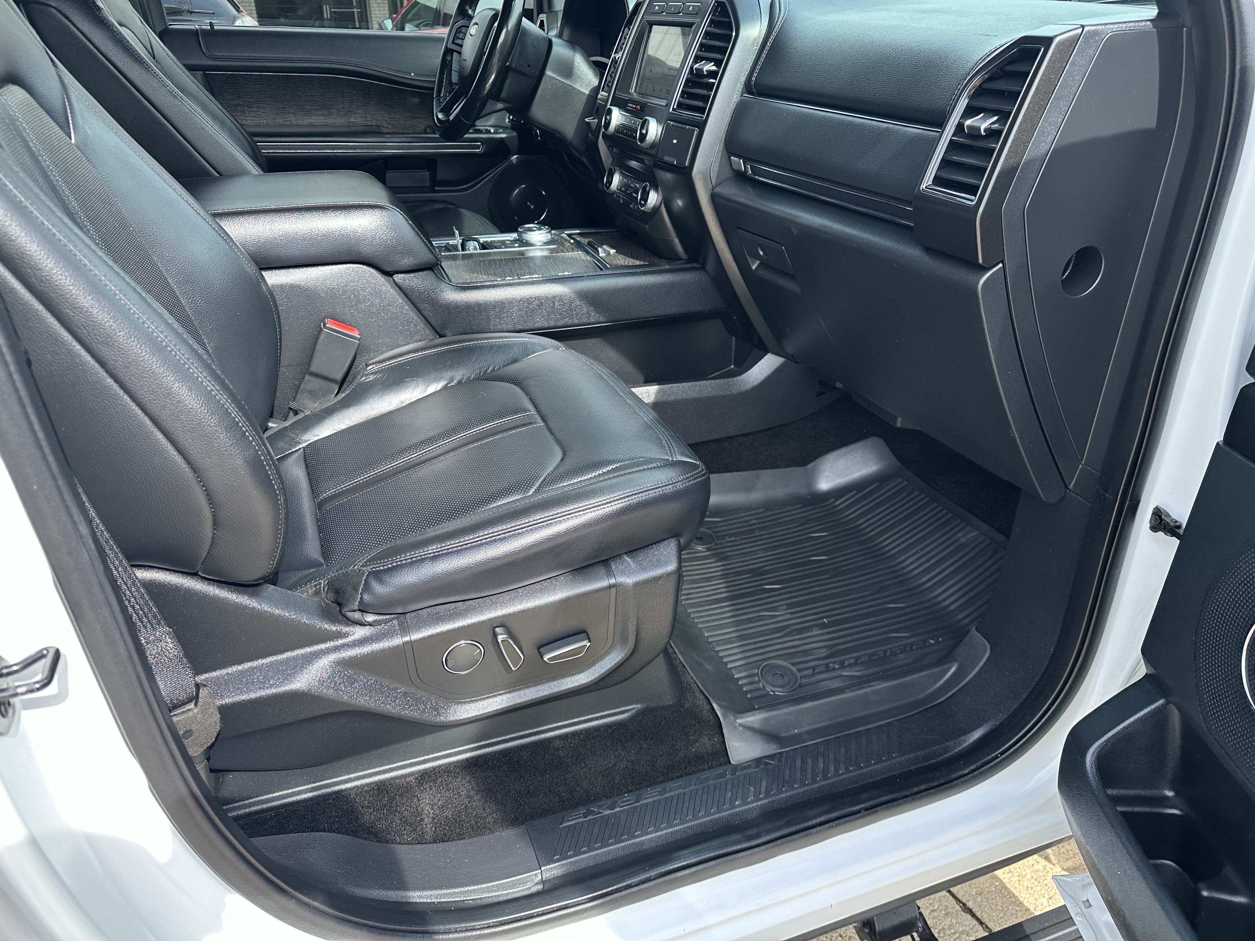 Used 2018 Ford Expedition Max Limited RWD image 3