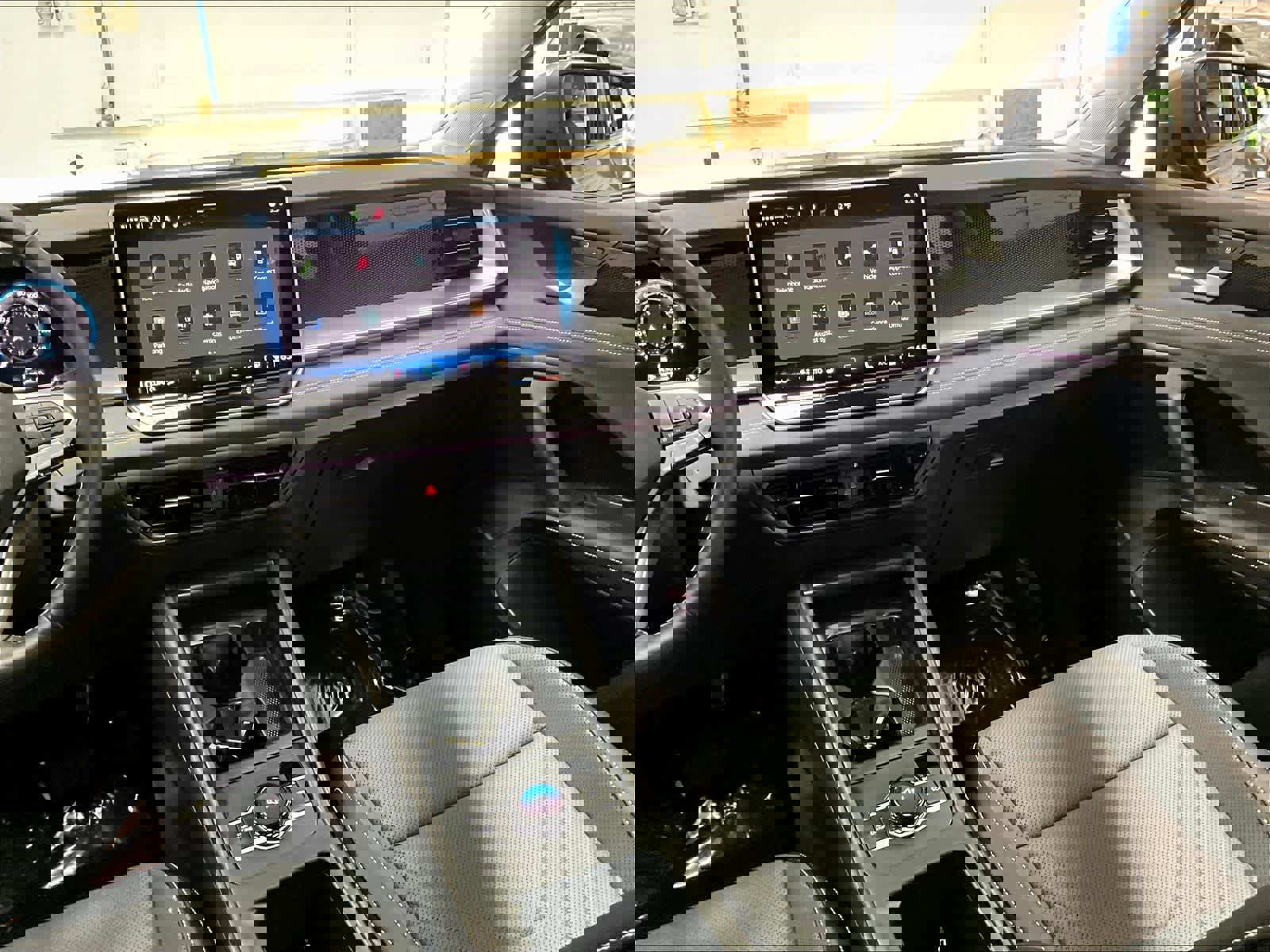 Used 2025 Volkswagen Tiguan SE w/ Panoramic Sunroof Package image 8