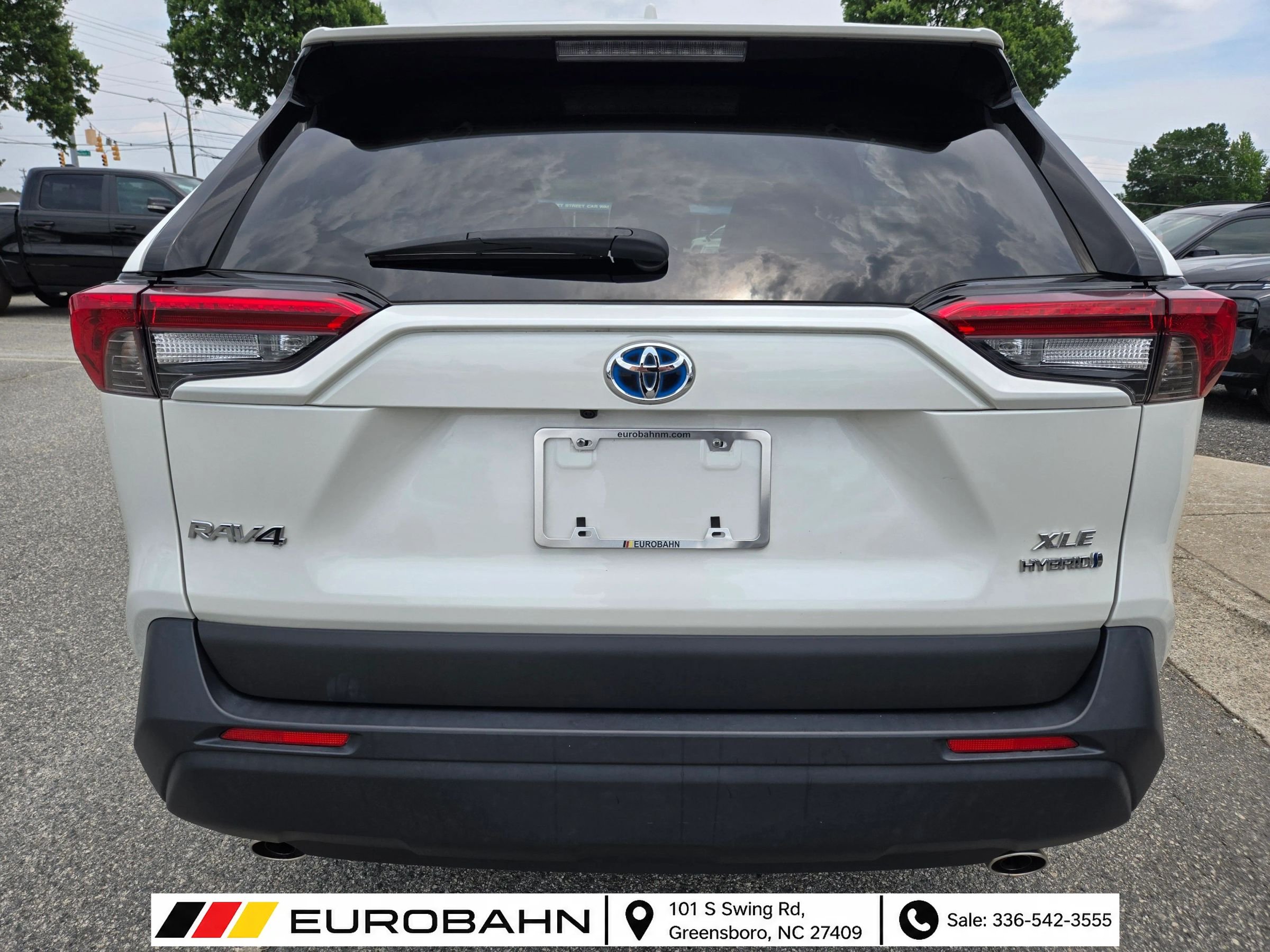 Used 2022 Toyota RAV4 XLE Premium AWD/4WD image 4