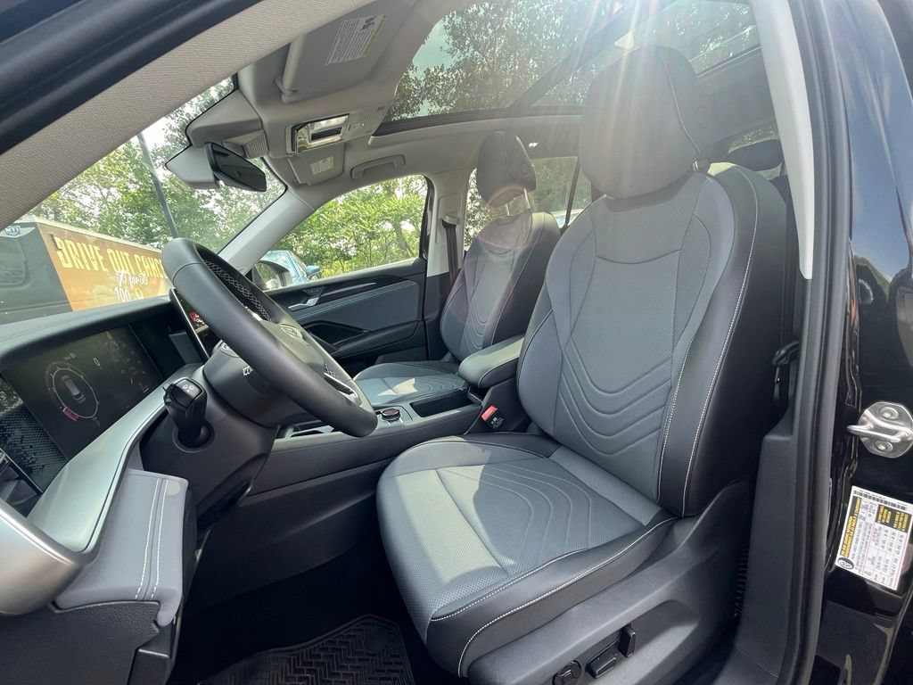 Certified 2025 Volkswagen Tiguan SE w/ Panoramic Sunroof Package AWD/4WD image 11