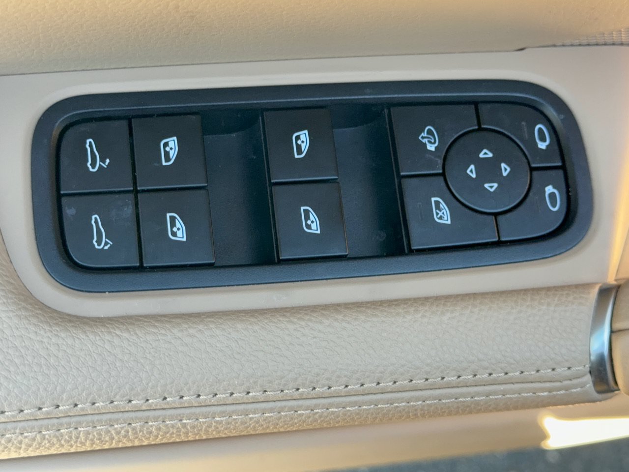 Used 2023 Porsche Cayenne AWD/4WD image 15