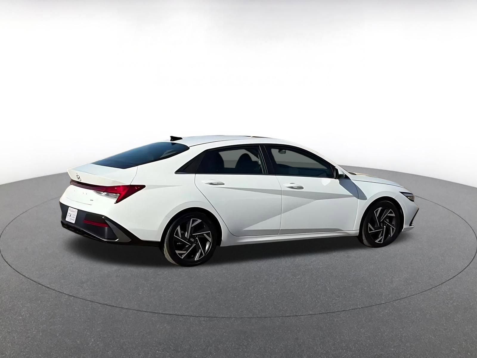 Used 2025 Hyundai Elantra Limited image 15