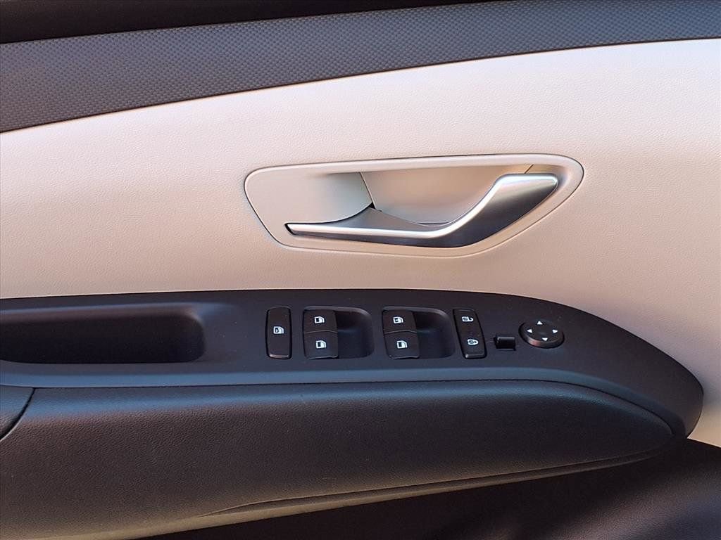 Used 2024 Hyundai Tucson SE image 18