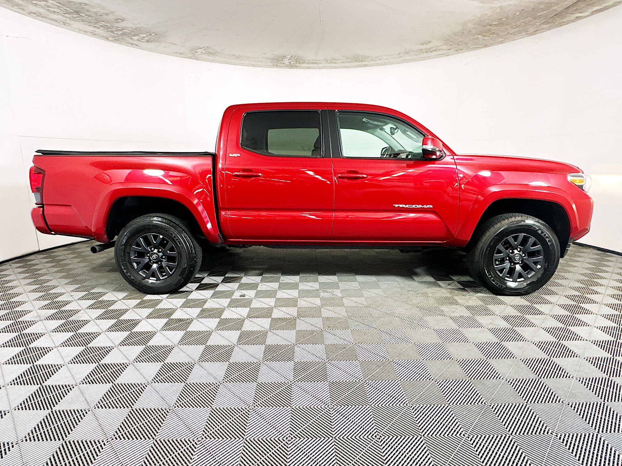 Used 2023 Toyota Tacoma SR5 AWD/4WD image 2