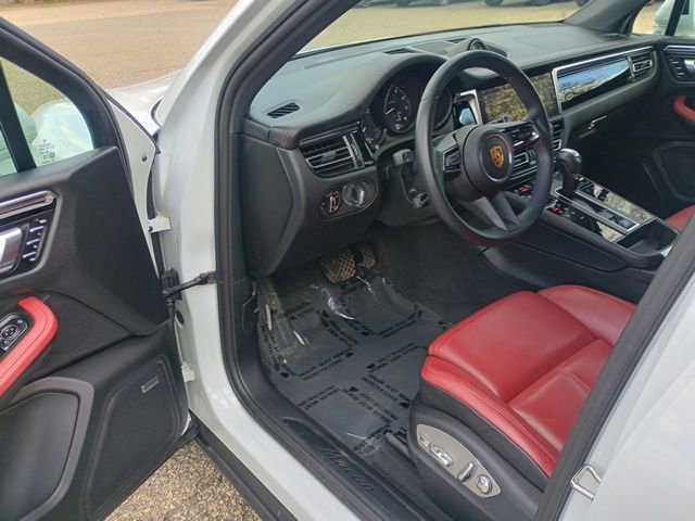 Used 2025 Porsche Macan AWD/4WD image 23