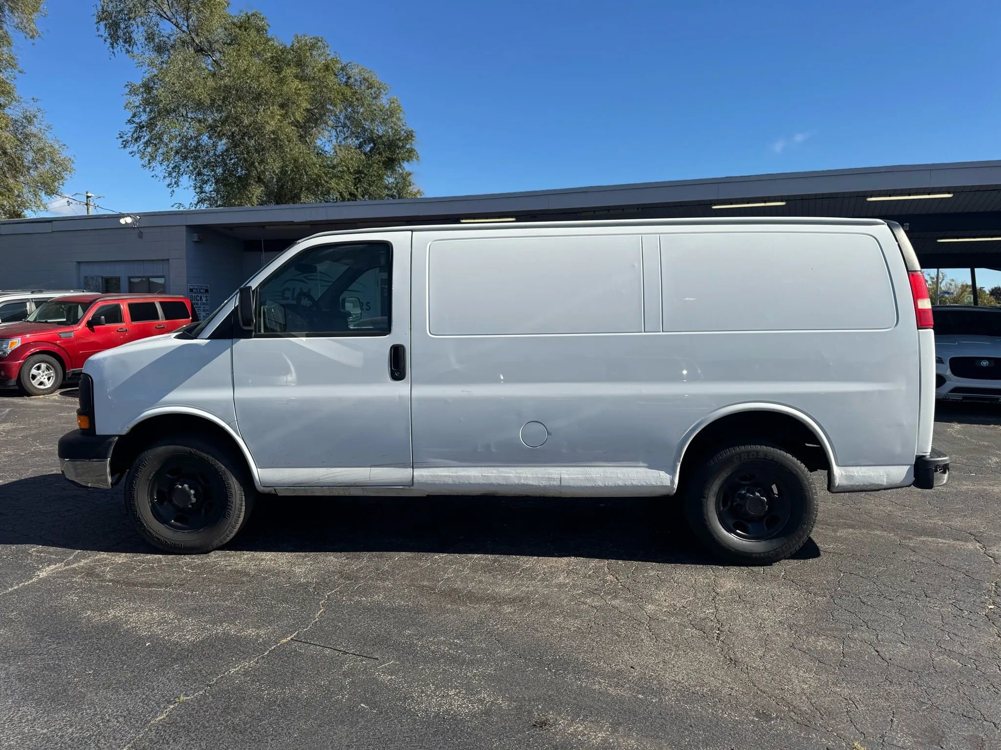 Used 2011 Chevrolet Express 2500 image 11