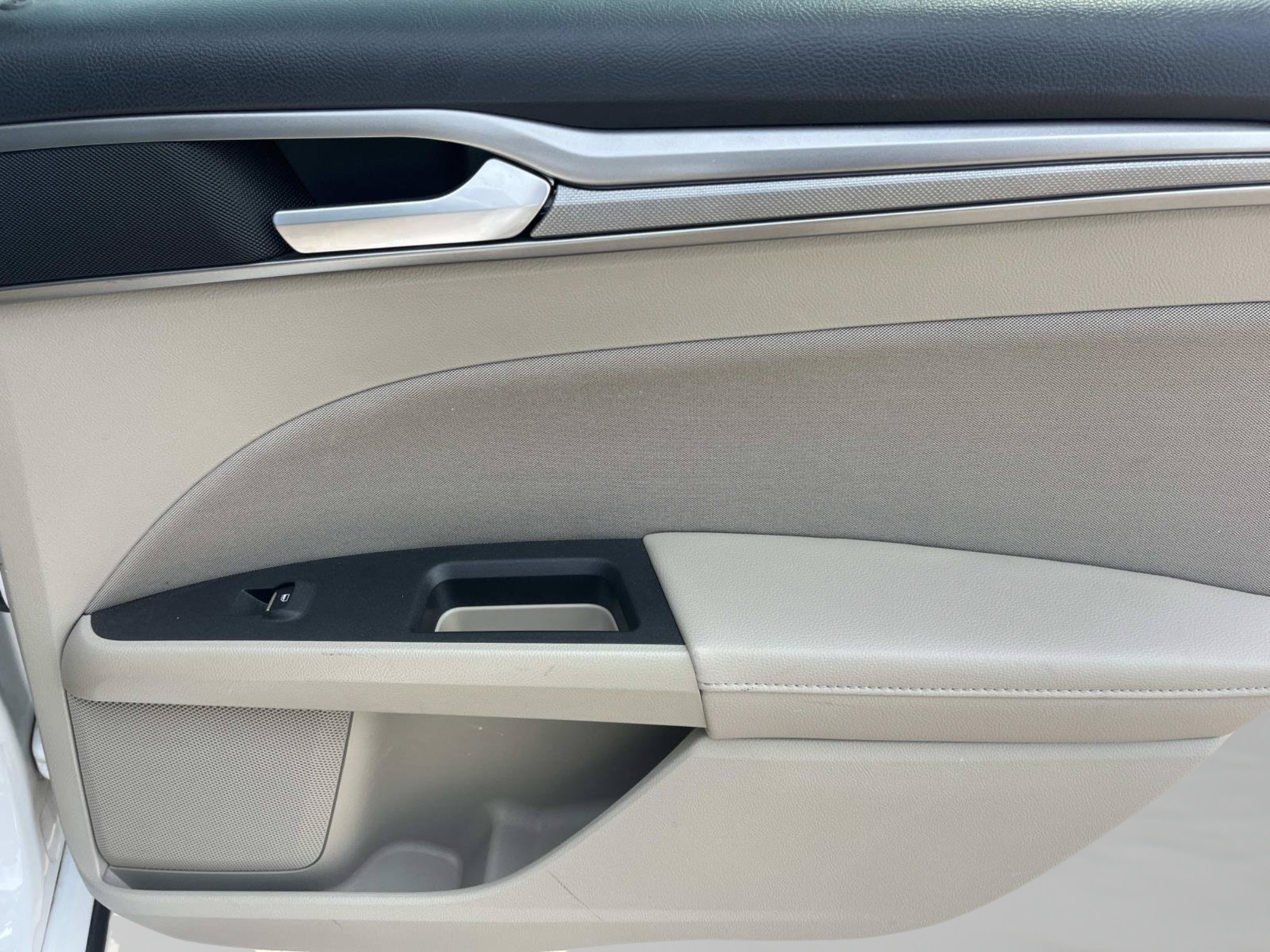 Used 2019 Ford Fusion SE FWD image 19
