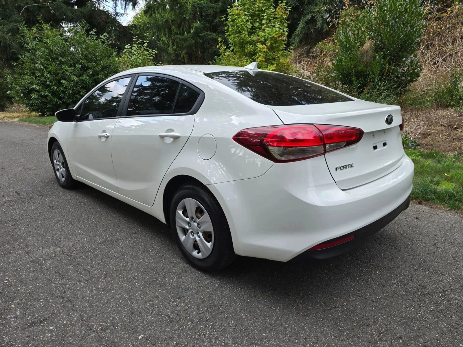 Used 2017 Kia Forte LX image 3
