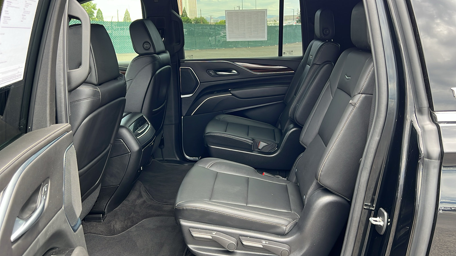 Used 2022 Cadillac Escalade ESV Luxury AWD/4WD image 16