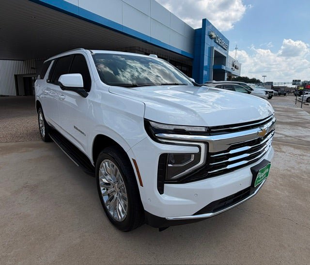 Used 2025 Chevrolet Suburban LT RWD image 1
